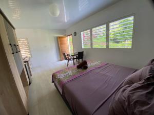 波拉波拉Bora Bora Fare Sophia的卧室配有一张床和一张桌子及椅子