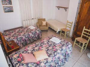 Ayios MamasRevecca House的酒店客房带两张床和一张桌子以及椅子。