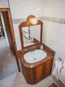 Ayios MamasRevecca House的一间带水槽和镜子的浴室