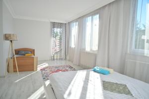 ArnavutköyAhmet teacher's villa, 6 minutes from the airport的白色的卧室设有床和窗户