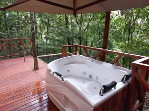 圣拉菲尔ECO HOTEL RIO DE ORO的木制甲板上的按摩浴缸