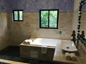 普拉亚卡门Real Escondida的带浴缸的浴室和窗户。