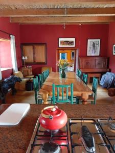 里弗斯代尔Zeekoegat Historical Homestead的一间带桌子和炉灶的厨房以及一间客房。
