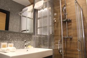 科拉欣Modern mountain - Crown apartment的一间带水槽和淋浴的浴室