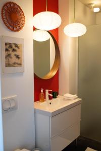 普罗旺斯艾克斯哈隆旅馆的一间带水槽和镜子的浴室