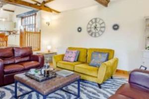 Foxglove - gorgeous huge 2-bedroom barn North Devon的休息区