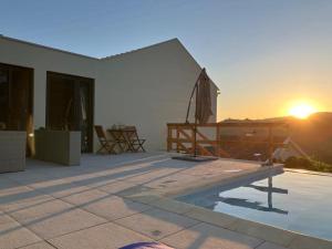 比索达雷加DouroXisto的一座带游泳池和日落美景的房屋