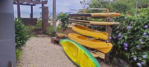 邦比尼亚斯Residencial Bombinhas Pé na Areia的一组冲浪板坐在架子上