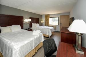 中央谷地森彻瓦利美国最有价值旅馆的酒店客房,配有两张床和椅子