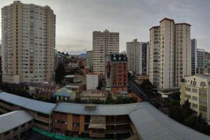 拉巴斯Cómodo, amplio y céntrico apartamento en Sopocachi的享有城市和高楼的景色