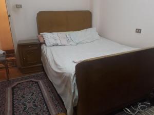 Quḩāfahمنطقة الاستاد بطنطا的小房间的小床,配有床垫