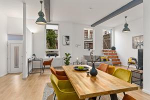 不莱梅Loft-Appartements mit Terrasse的用餐室以及带桌椅的起居室。