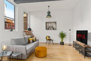 不莱梅Loft-Appartements mit Terrasse的客厅配有沙发和桌子