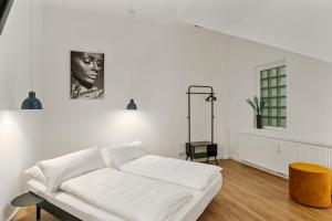 不莱梅Loft-Appartements mit Terrasse的白色的客房设有白色的床和窗户。