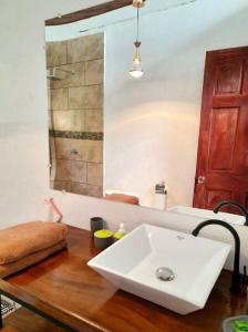 希门尼斯港Miah house的木桌上配有白色水槽的浴室