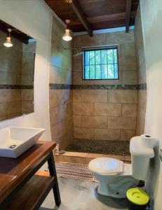 希门尼斯港Miah house的带淋浴、卫生间和盥洗盆的浴室