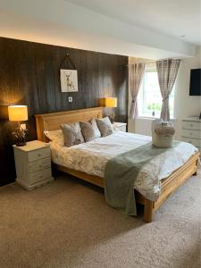 吉林汉姆Lodbourne House B&B的一间卧室设有一张大床和一个窗户。
