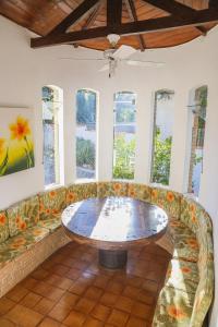 卡拉瓜塔图巴Casa da Cocanha COND com PISCINA-SINUCA-CHURRASQ-DECK com vista para o mar的客厅配有沙发和桌子