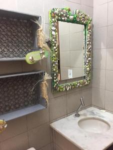卢塞纳Casabella的一间带水槽和镜子的浴室