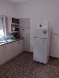 圣罗莎Casa en Santa Rosa的厨房配有白色冰箱和水槽