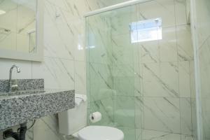 佩尼亚Suítes 590的带淋浴、卫生间和盥洗盆的浴室