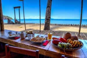 贝岛Swisscocobeach的海滩顶部的木桌,带食物