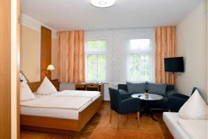 巴特尚道沃弗斯贝格全景酒店的酒店客房,设有两张床和一张沙发
