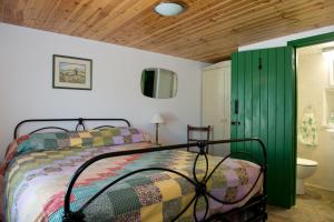 Greencastle克卜勒度假屋的一间卧室设有一张床和一个绿门