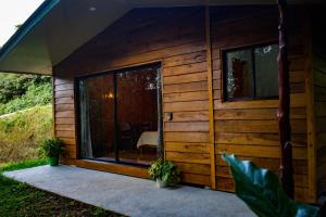 蒙泰韦尔德哥斯达黎加Cabañas Lys的小木屋设有大型玻璃门