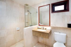 瑟古邦巴特玛假日酒店的浴室配有卫生间、盥洗盆和淋浴。