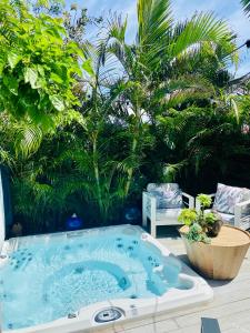 悉尼Bondi Boho House Jacuzzi PoolSpa HolidayRento的树木繁茂的庭院中间的热水浴池