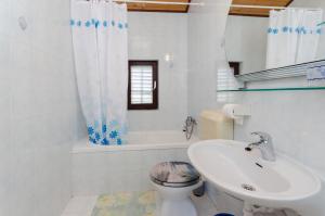 洛帕Apartments Ljubica J的白色的浴室设有水槽和卫生间。