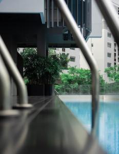 新加坡新加坡 Studio M 酒店的享有大楼内游泳池的景致