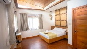 San MateoEstancia de lorenzo的一间小卧室,配有床和窗户