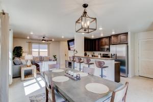 摩押Luxury 2 Bedroom Condos - Moab Elevated的厨房以及带桌椅的起居室。