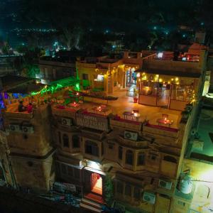 斋沙默尔Shahi Palace Hotel Jaisalmer的夜间大楼的顶部景色