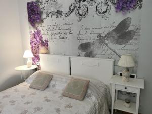 威尼斯Appartamento Ca' Di Nive的一间卧室,配有一张带墙壁的床铺,墙上写着
