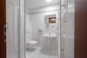 派克波特斯耐兹库克罗克斯酒店的白色的浴室设有卫生间和水槽。