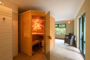 派克波特斯耐兹库克罗克斯酒店的客房设有带书桌的木制衣柜。