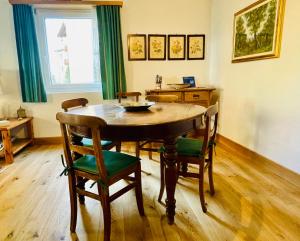 圣莫里茨Sankt Moritz Chesa Ruinatsch 50的一间带木桌和椅子的用餐室