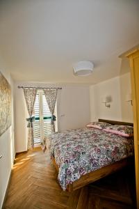 Zgornja KungotaVila Loni的一间卧室设有一张床和一个窗口