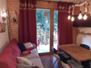 瓦尔弗雷加斯VALFREJUS - Appartement "L'Erable" Les Chalets de Florence 2 - Chaleureux et fonctionnel - plein centre à côté des télécabines - 4 à 7 pers的客厅配有沙发和桌子