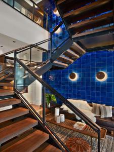 纽约阿罗苏荷酒店的一间设有蓝色瓷砖墙壁的客房的楼梯