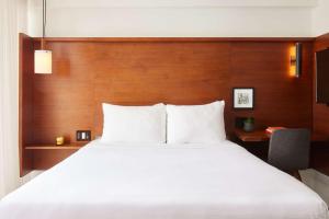纽约阿尔罗诺玛德酒店的一张大白色的床,位于酒店客房内