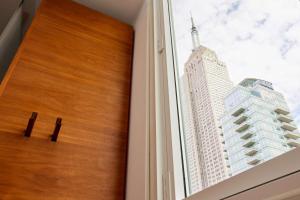 纽约阿尔罗诺玛德酒店的享有大楼景致的窗户
