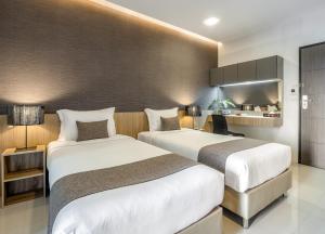 清迈奈普费斯特酒店的酒店客房带两张床和厨房