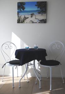 欧尼罗亚蓝鸟旅馆的一张桌子,两杯酒,两把椅子