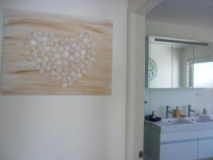 欧尼罗亚蓝鸟旅馆的浴室墙上有心画