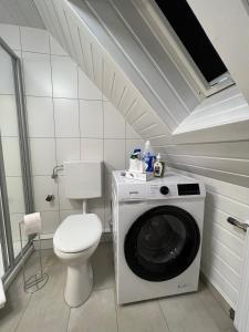 布雷根茨Wohlfühl Loft - Seenähe, Netflix, Boxspringbett, Küche的一间带洗衣机和卫生间的浴室