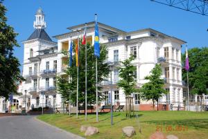 黑灵斯多夫Seeschloss-App-05的前面有旗帜的大型白色建筑
